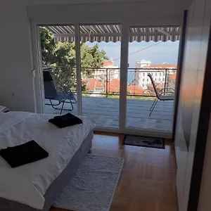 Ella, Apartman